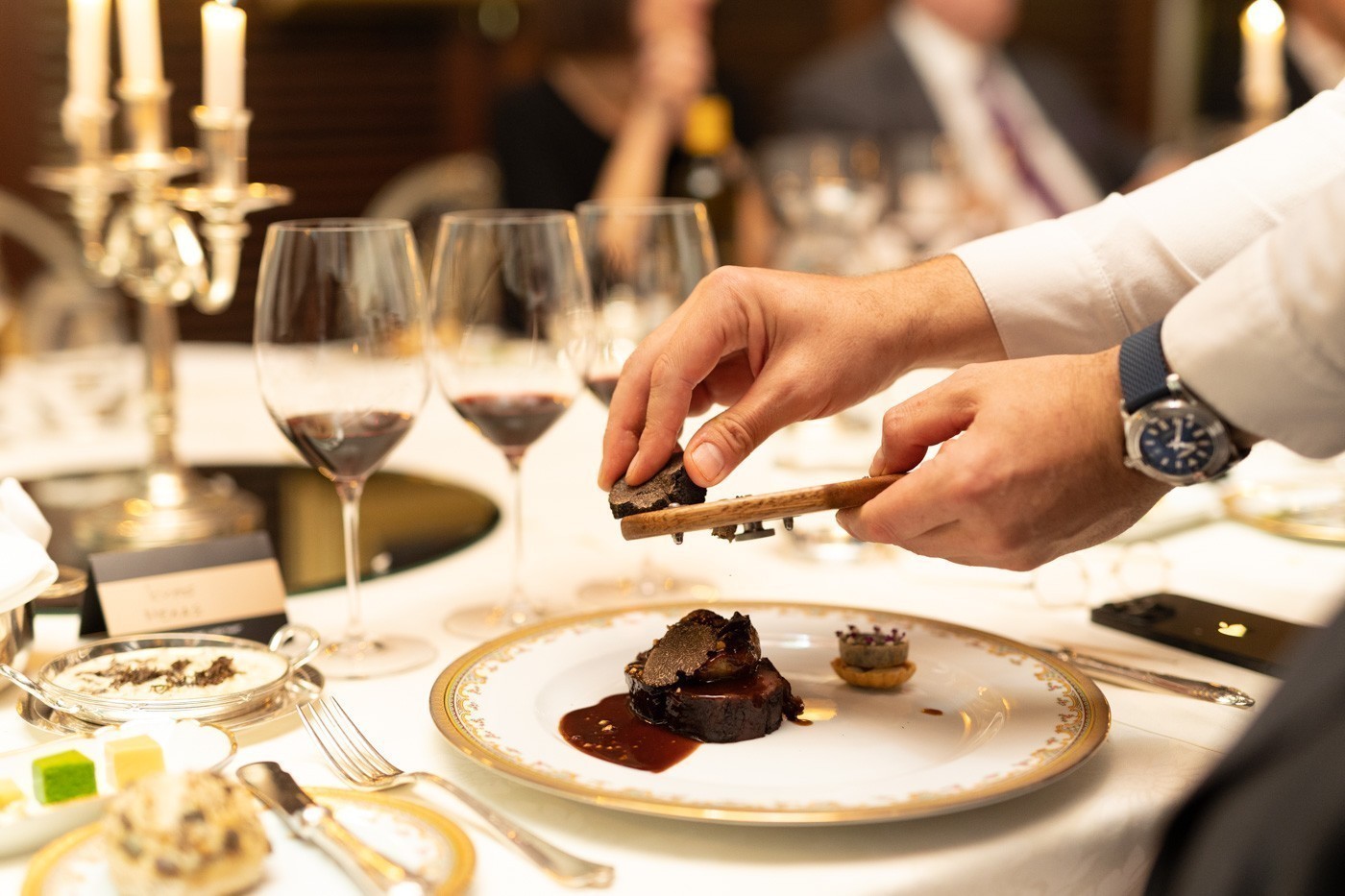Τι ακριβώς συνέβη σε ένα επικό dinner για 12 μόνο άτομα με τιμή συμμετοχής τα 1.600 ευρώ