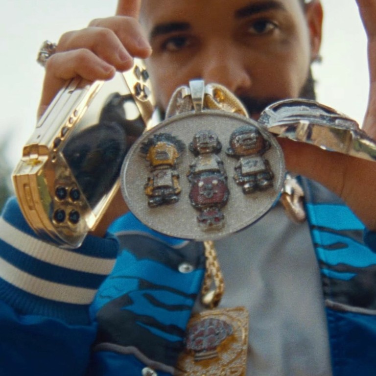 Χρυσές αλυσίδες, σκέιτμπορντ και ένα παλιό Casio στη δημοπρασία προσωπικών αντικειμένων του Pharell Williams με αγοραστές Kim Kardashian και Drake