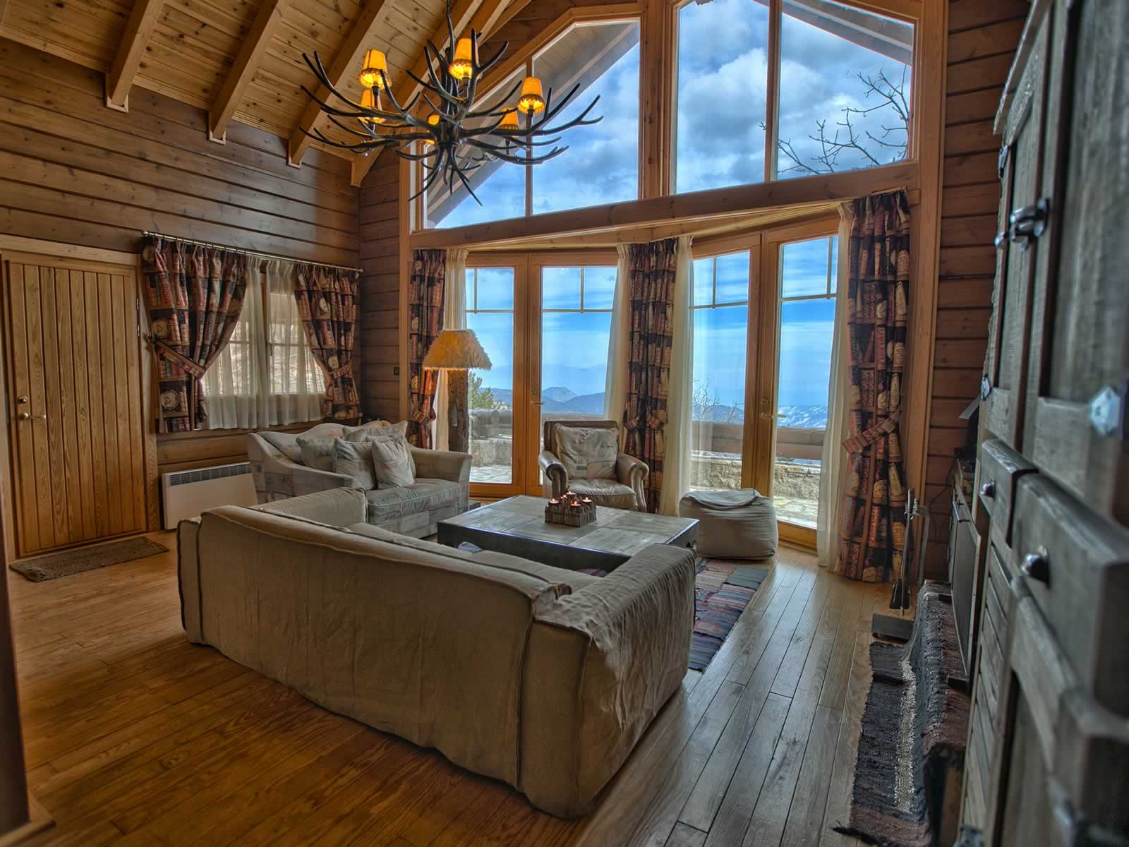 Δωμάτιο με θέα: Το Grand Chalet στα Ανω Τρίκαλα Κορινθίας