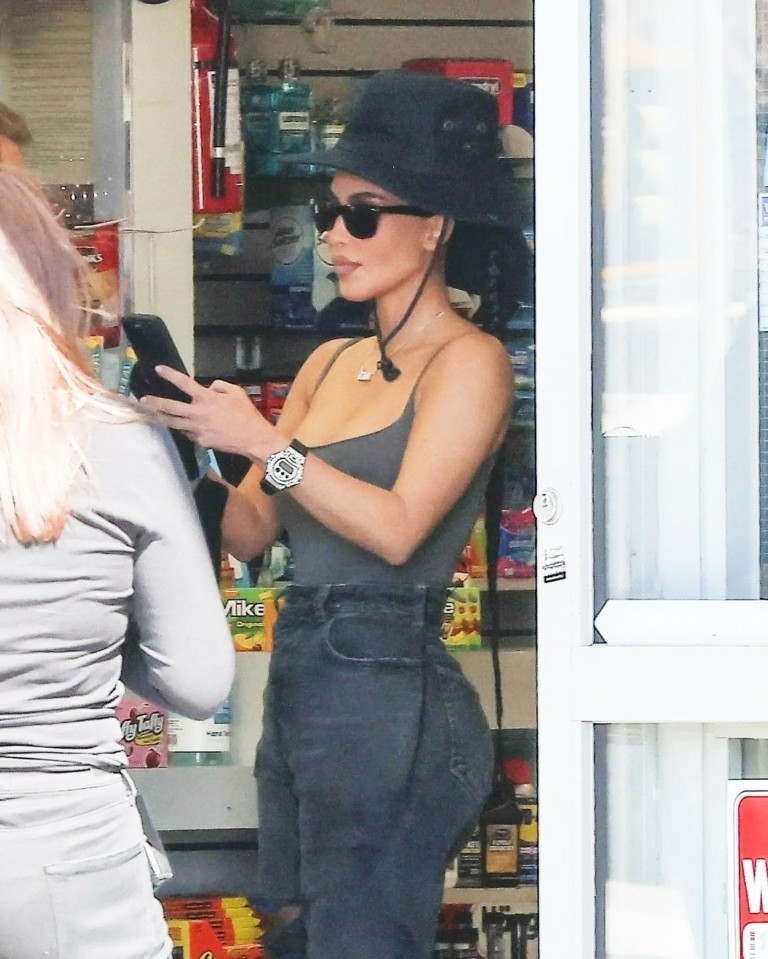 Χρυσές αλυσίδες, σκέιτμπορντ και ένα παλιό Casio στη δημοπρασία προσωπικών αντικειμένων του Pharell Williams με αγοραστές Kim Kardashian και Drake