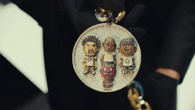 Χρυσές αλυσίδες, σκέιτμπορντ και ένα παλιό Casio στη δημοπρασία προσωπικών αντικειμένων του Pharell Williams με αγοραστές Kim Kardashian και Drake