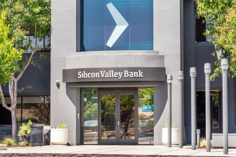 Silicon Valley Bank: Αντιμέτωπη τη μέρα της πτώχευσης με εκροή καταθέσεων ύψους $100 δισ.