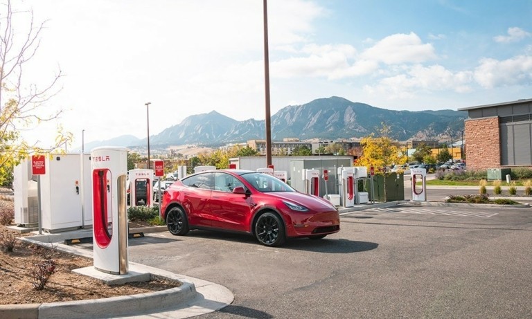 Tesla: Γιατί τα μεταχειρισμένα αυτοκίνητά της χάνουν τόσο πολύ την αξία τους