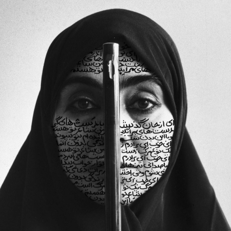Πρωτοπόρες γυναίκες που άνοιξαν δρόμους: Σιρίν Νεσάτ, η μεγαλύτερη Ιρανή καλλιτέχνιδα