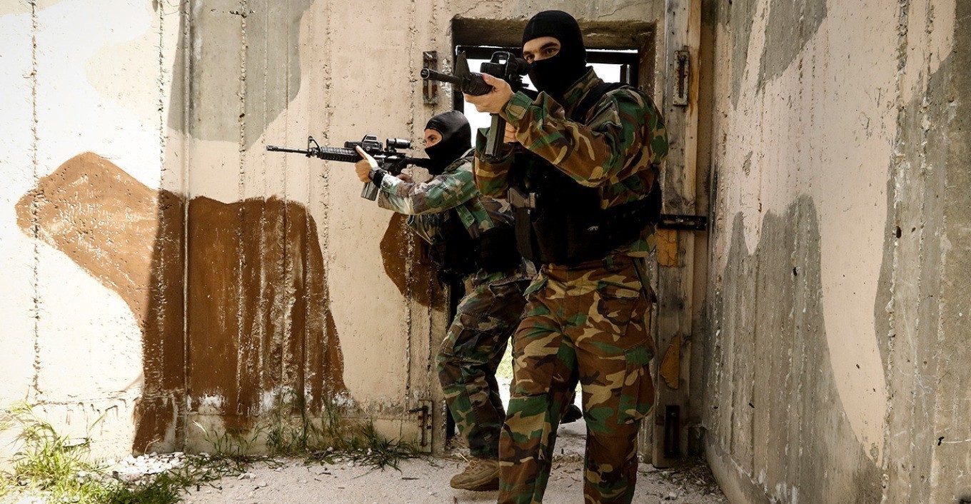 Ψυρρή: Με καλάσνικοφ θα «γάζωναν» αθώους στο εστιατόριο οι δύο τρομοκράτες (tweet) (upd)