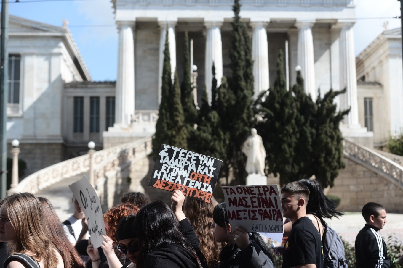Σε εξέλιξη τα συλλαλητήρια στο κέντρο της Αθήνας – Ποιοι δρόμοι είναι κλειστοί (pics)