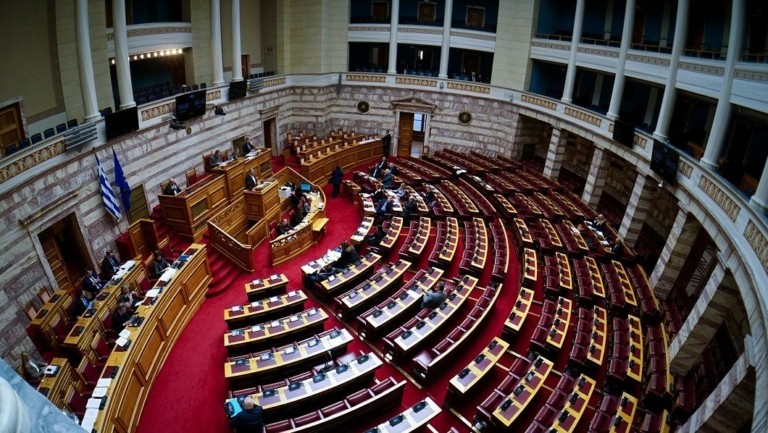 Βουλή: Ψηφίστηκε η τροπολογία για την Golden Visa και το νομοσχέδιο για το ελάχιστο επίπεδο φορολόγησης των πολυεθνικών