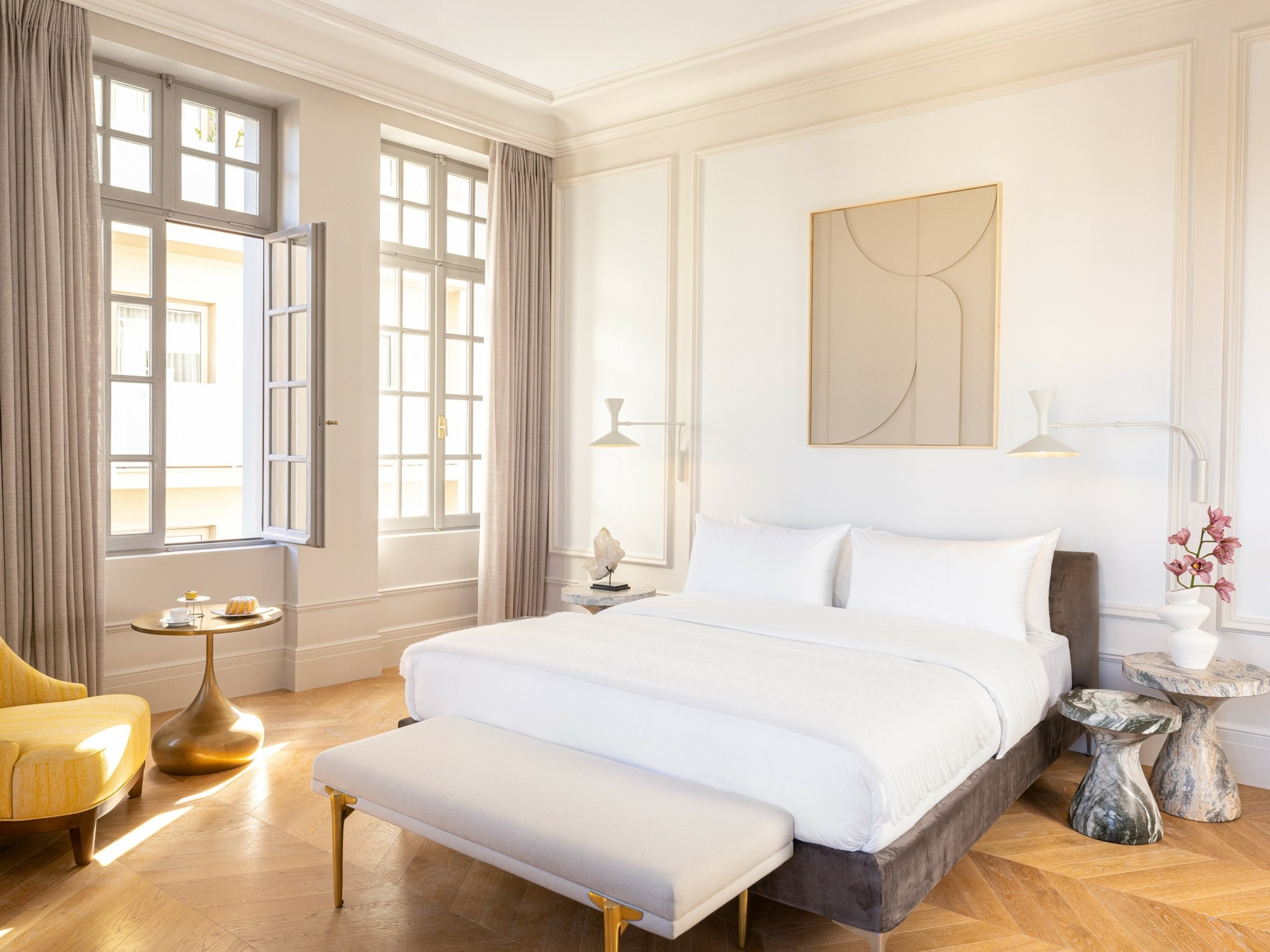 Πώς το κτίριο του Χυτήρογλου μεταμορφώθηκε στο ξενοδοχείο The Dolli της Grecotel με διαμερίσματα που θυμίζουν εκλεκτικό Παρίσι