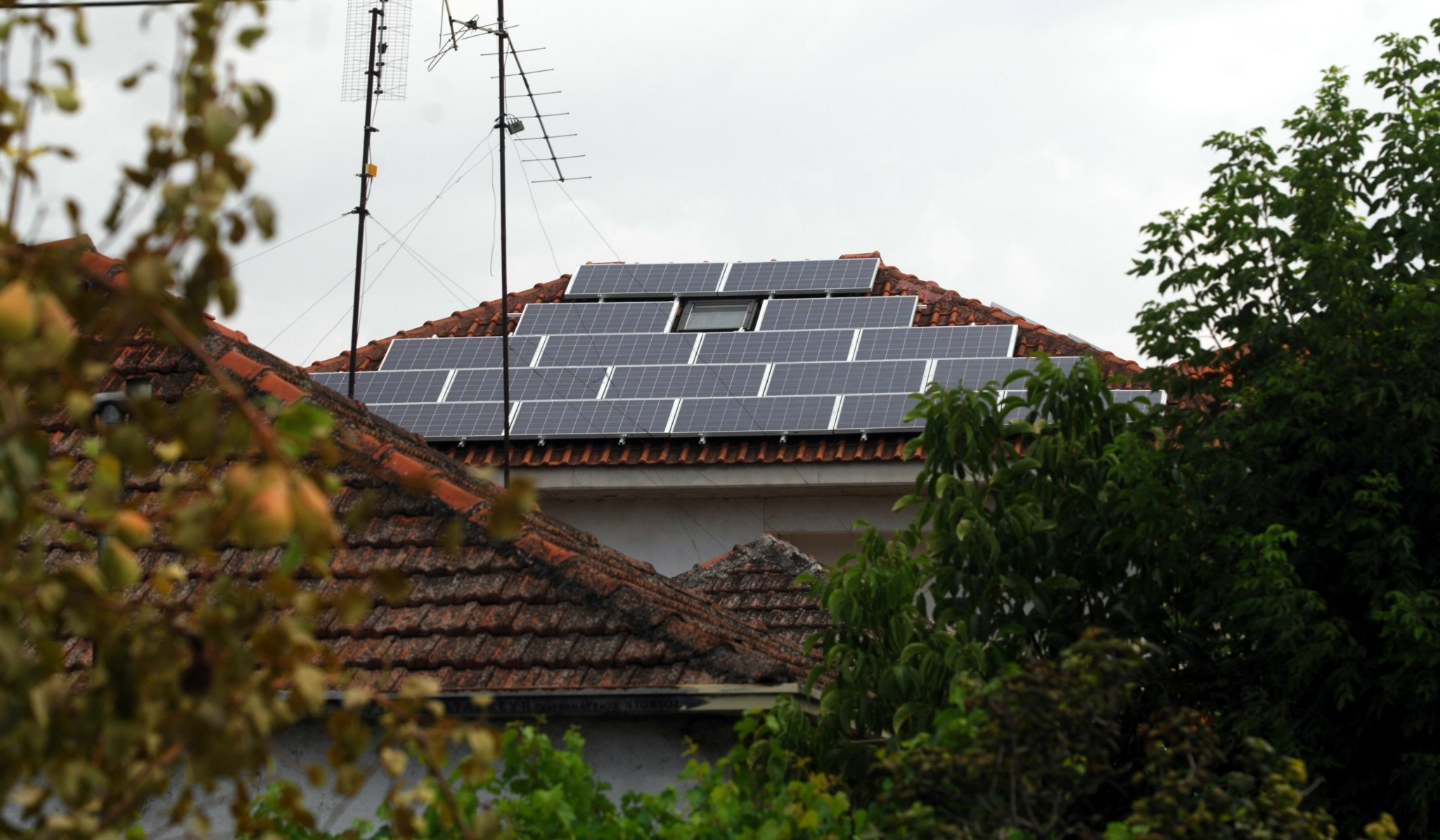Φωτοβολταϊκά στη στέγη: Το ύψος της επιδότησης για ενεργειακή αυτονομία
