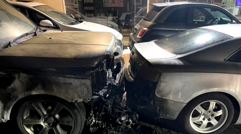 Φωτιά έξω από αντιπροσωπεία αυτοκινήτων στην Αγία Παρασκευή