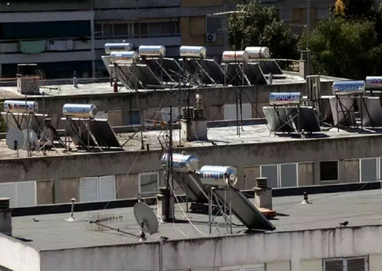 Ηλιακοί θερμοσίφωνες: Πότε ξεκινούν 120.000 νοικοκυριά τις αιτήσεις για την επιδότηση (vid)
