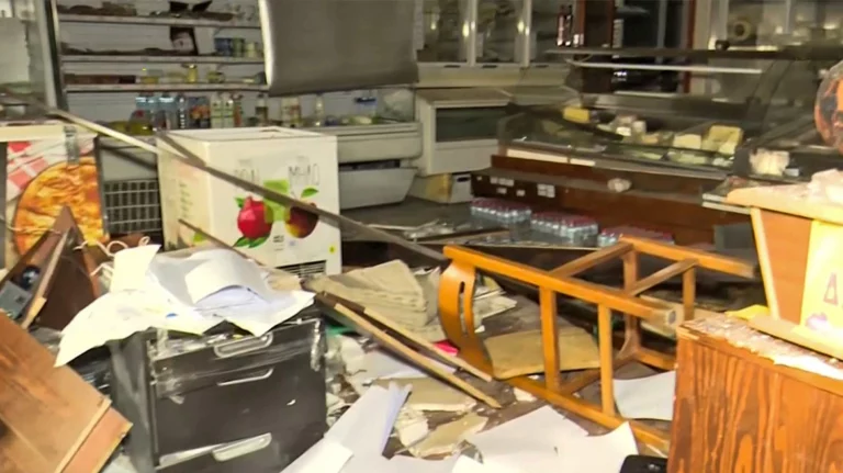 Νέα Ερυθραία: Ισοπεδώθηκε παντοπωλείο μετά την ισχυρή έκρηξη