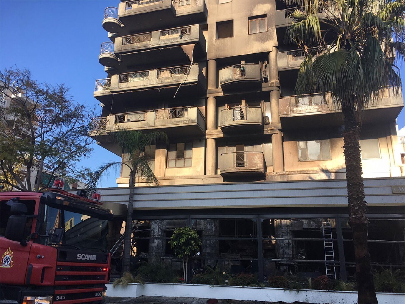 Νέα Σμύρνη: Στάχτη γνωστό εστιατόριο – Υπολείμματα από εμπρηστικό μηχανισμό βρήκαν οι αρχές (pics+vid)