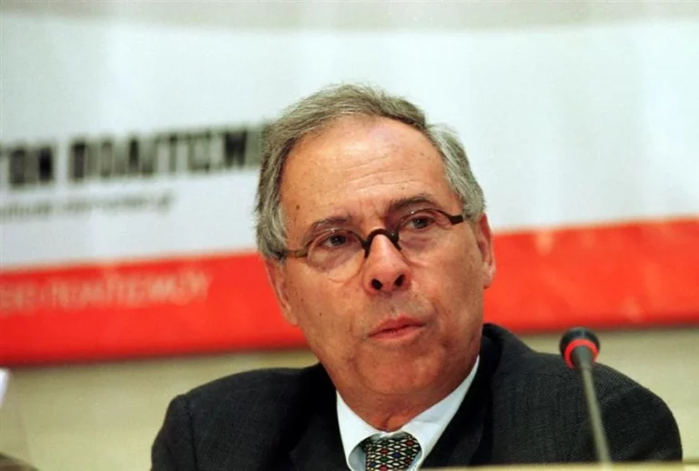 Πέθανε ο καθηγητής Σπύρος Σημίτης