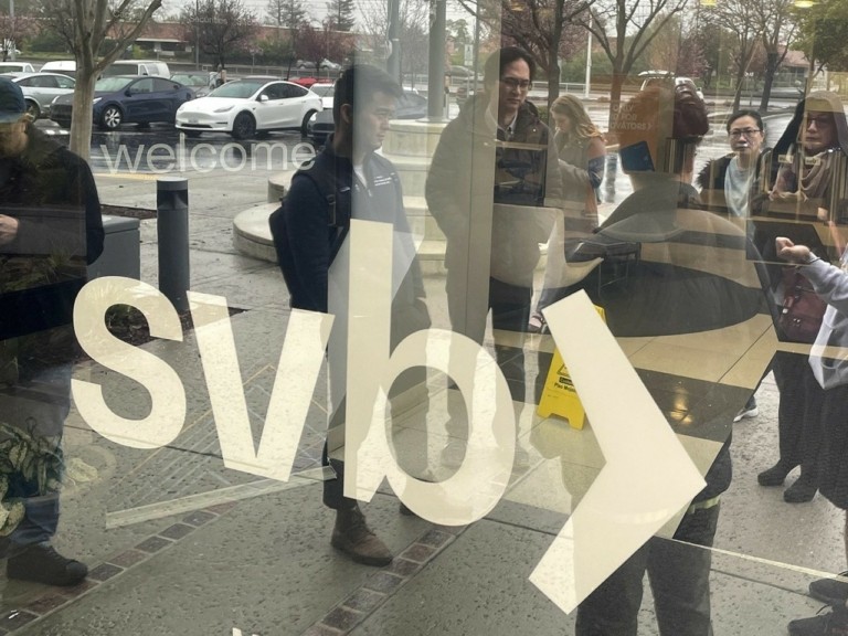 Εκτόξευση άνω του 25% για τη μετοχή της First Republic προσυνεδριακά λόγω SVB