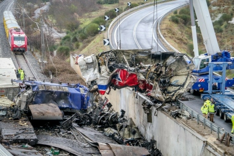 Τραγωδία στα Τέμπη: Ελεύθεροι με εγγυήσεις που ξεπερνούν το ένα εκατ. ευρώ οι δυο πρώτοι κατηγορούμενοι που απολογήθηκαν για τη σύμβαση 717