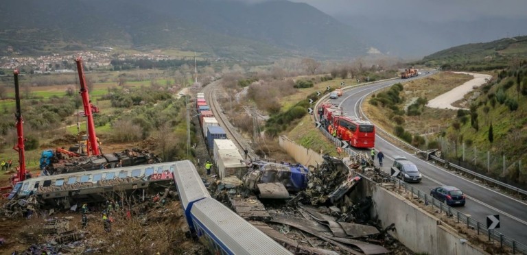 Τραγωδία στα Τέμπη: Οι ευθύνες του σταθμάρχη και η δίωξή του από τον εισαγγελέα