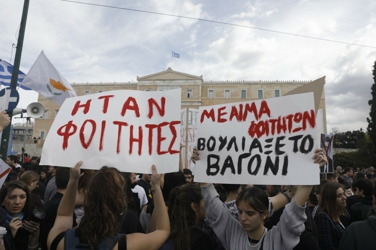 Χιλιάδες πολίτες διαδήλωσαν για τα Τέμπη – Απεργία από την ΓΣΕΕ την Πέμπτη (upd)