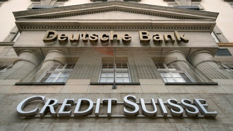 Τέσσερις τράπεζες κατέρρευσαν και η Deutsche Bank παραπαίει – Πώς σχολιάζουν Πάουελ, Ρουμπινί και Μασκ