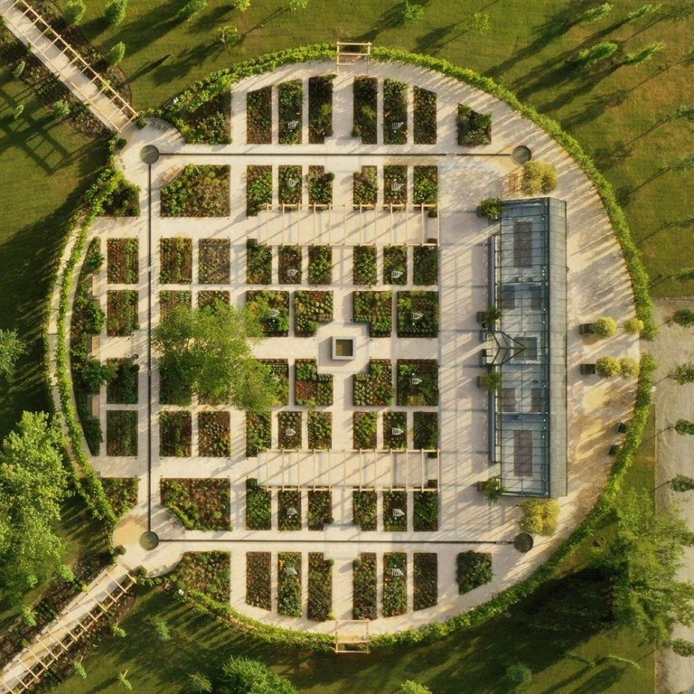 Πώς ένα μοντέρνο, “πράσινο” brand έγινε το κοινό μυστικό των γκουρού της ομορφιάς