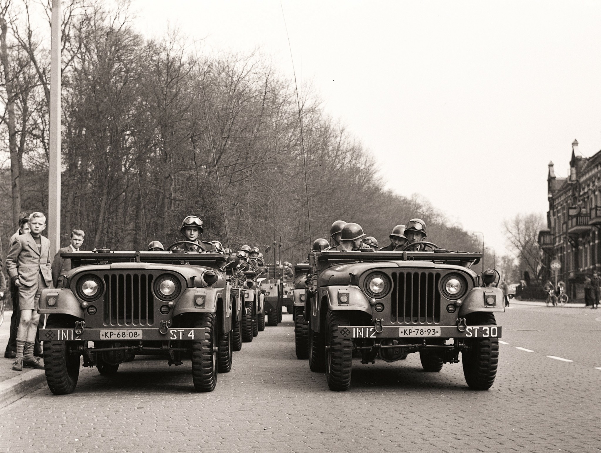 Tα “τζιπ” και τα SUV που αγάπησαν οι Ελληνες – Από το Pony, το Niva και το Farma μέχρι το Cherokee, τα Rover και το Cayenne