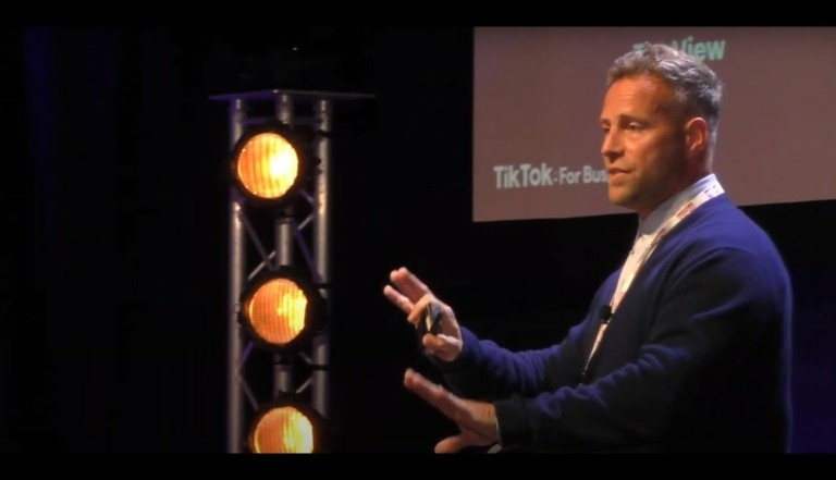 Στιούαρτ Φλιντ: Πώς το TikTok διαφημίζει την Ελλάδα