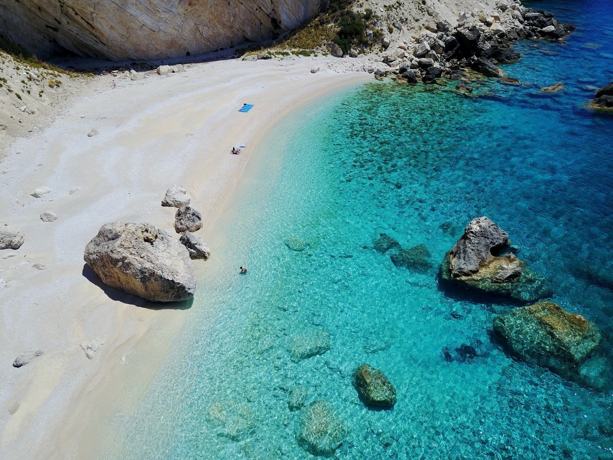 “Αυτή είναι η κορυφαία ελληνική παραλία” – Η συναρπαστική ιστορία πίσω από την έκδοση 100 Μαγευτικές Ελληνικές Παραλίες, που κυκλοφορεί την Κυριακή με το Θέμα