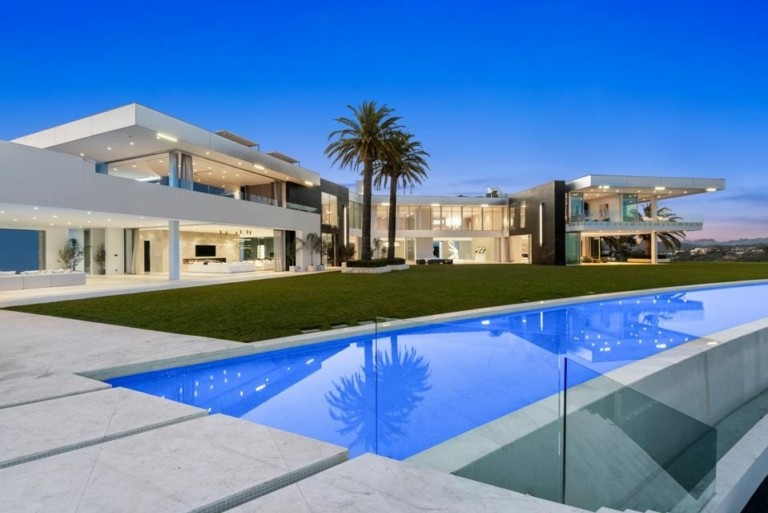 Πουλήθηκε 141 εκατ. δολάρια – Η ιστορία πίσω από το μεγαλύτερο και πιο εντυπωσιακό σπίτι του Λος Αντζελες (video)