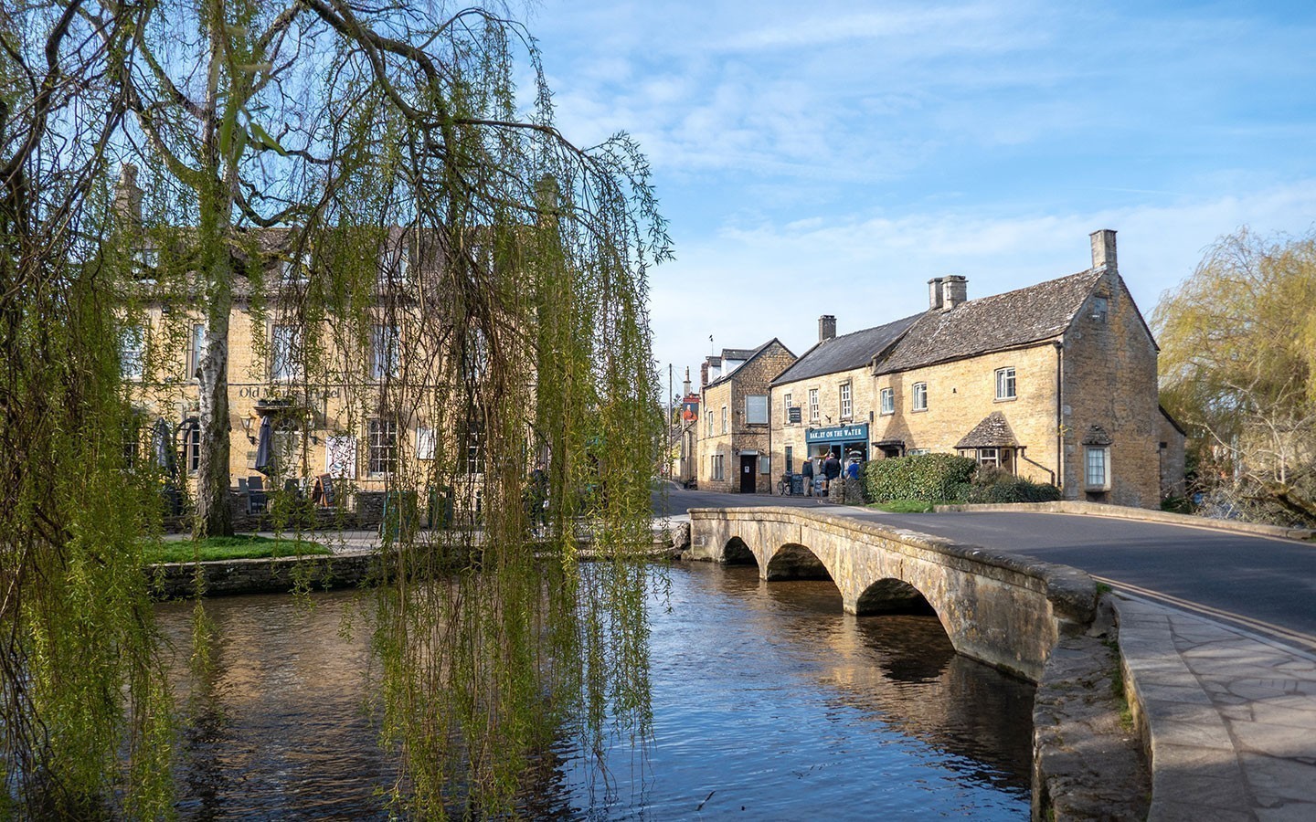 Cotswolds: Τα χωριά των παραμυθιών υπάρχουν – Πανέμορφα σπίτια στα λιβάδια και η ζωή που κυλά αργά, δυόμιση ώρες από το Λονδίνο