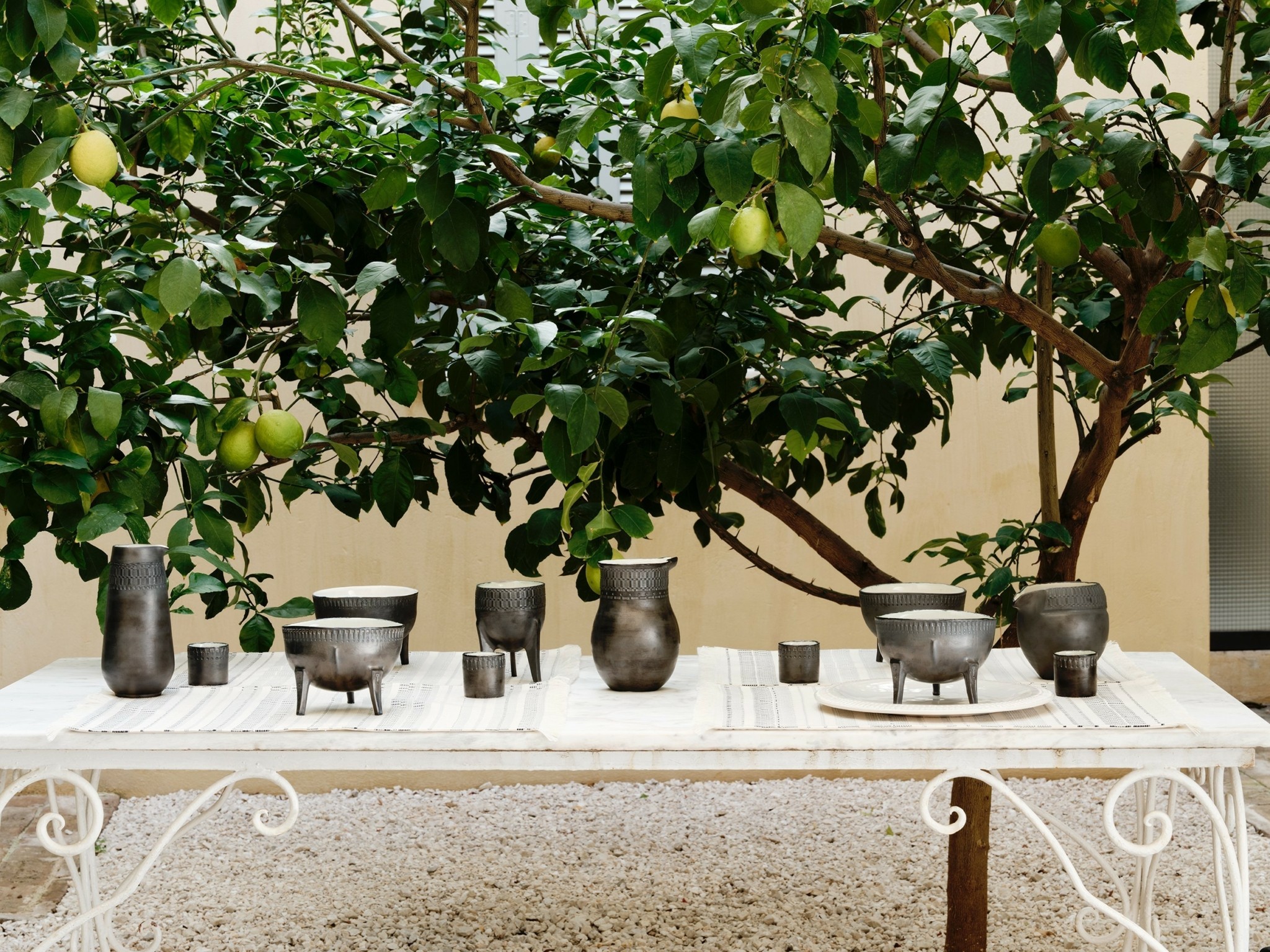 Μια σπάνια σειρά αντικειμένων με την αισθητική και την γεωμετρία της αυθεντικά ελληνικής χειροποίητης Τέχνης