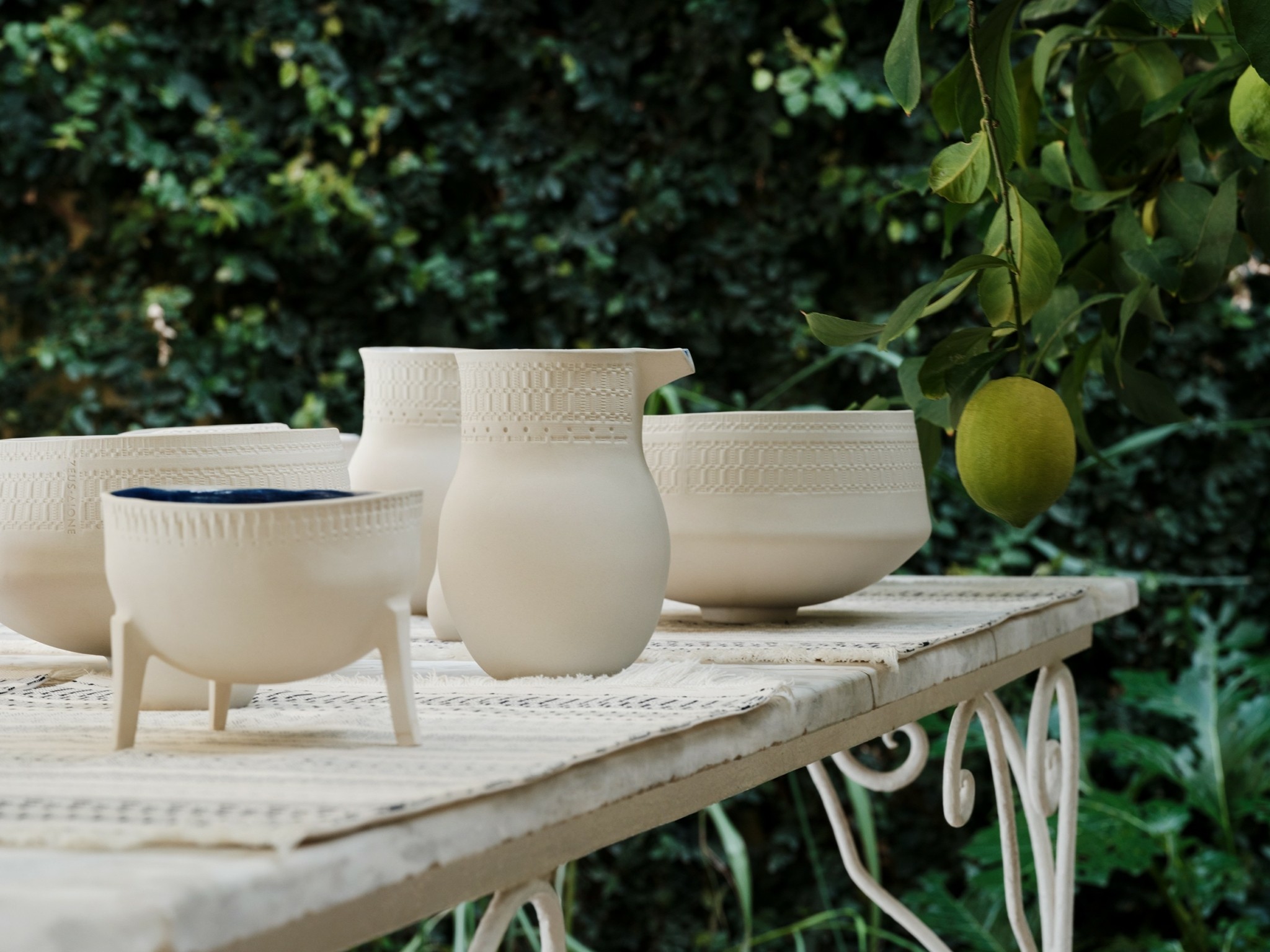 Μια σπάνια σειρά αντικειμένων με την αισθητική και την γεωμετρία της αυθεντικά ελληνικής χειροποίητης Τέχνης