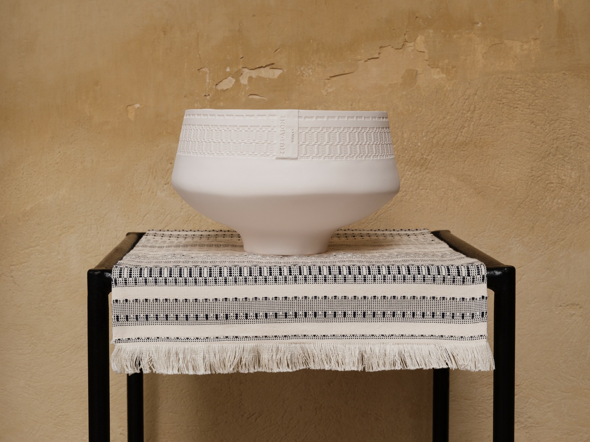 Μια σπάνια σειρά αντικειμένων με την αισθητική και την γεωμετρία της αυθεντικά ελληνικής χειροποίητης Τέχνης