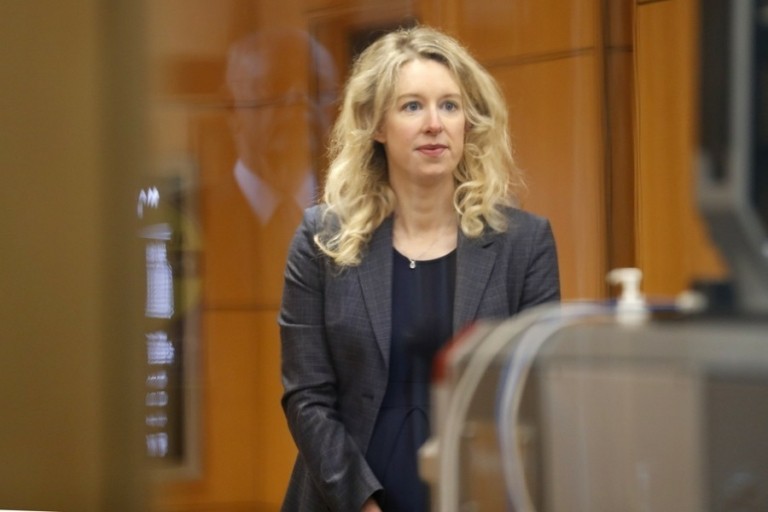 Ελίζαμπεθ Χολμς: Θα παραμείνει στη φυλακή μέχρι την έφεση