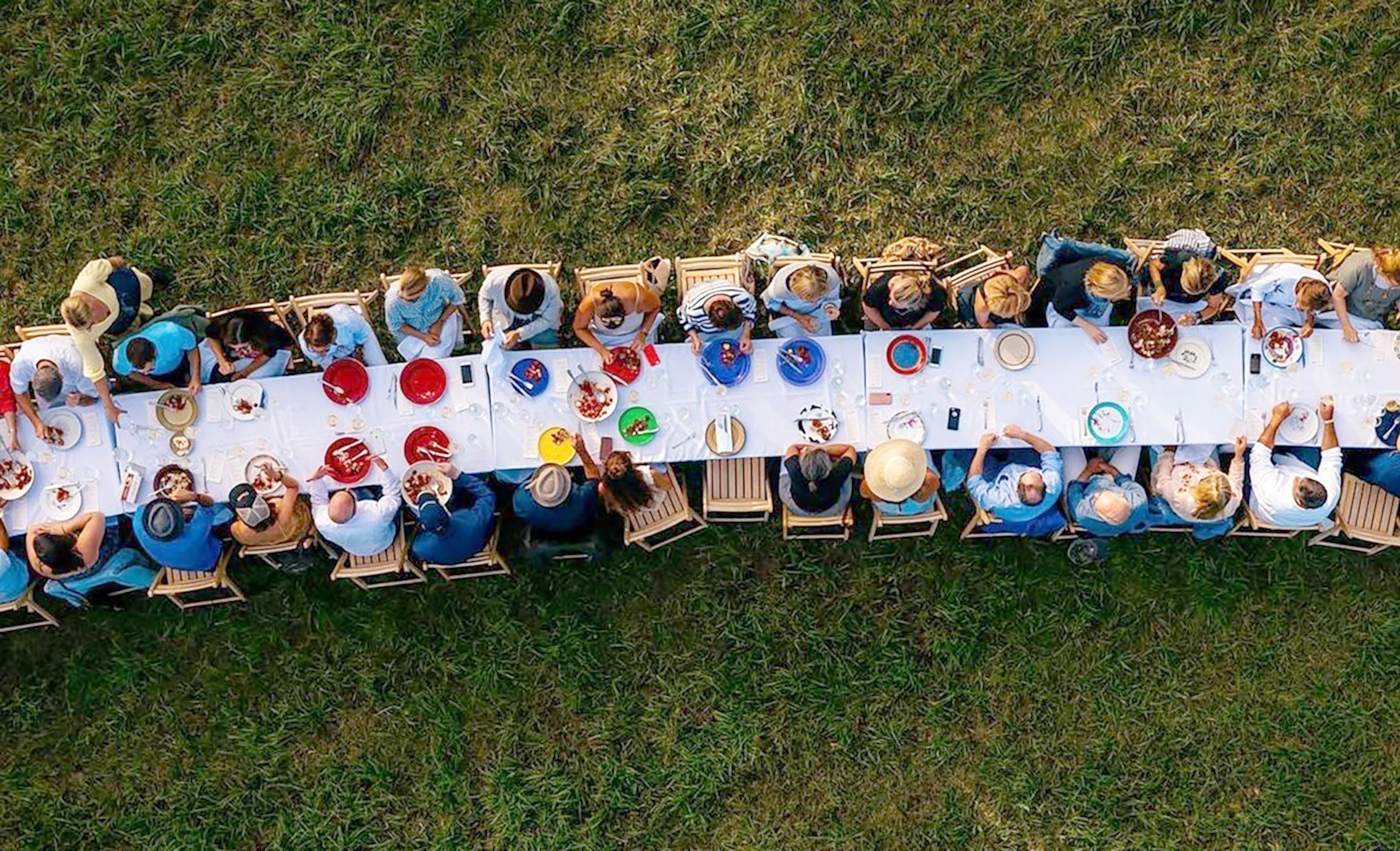 Tο γαστρονομικό καραβάνι που στρώνει τραπέζια σε αμπελώνες, λιβάδια και παραλίες