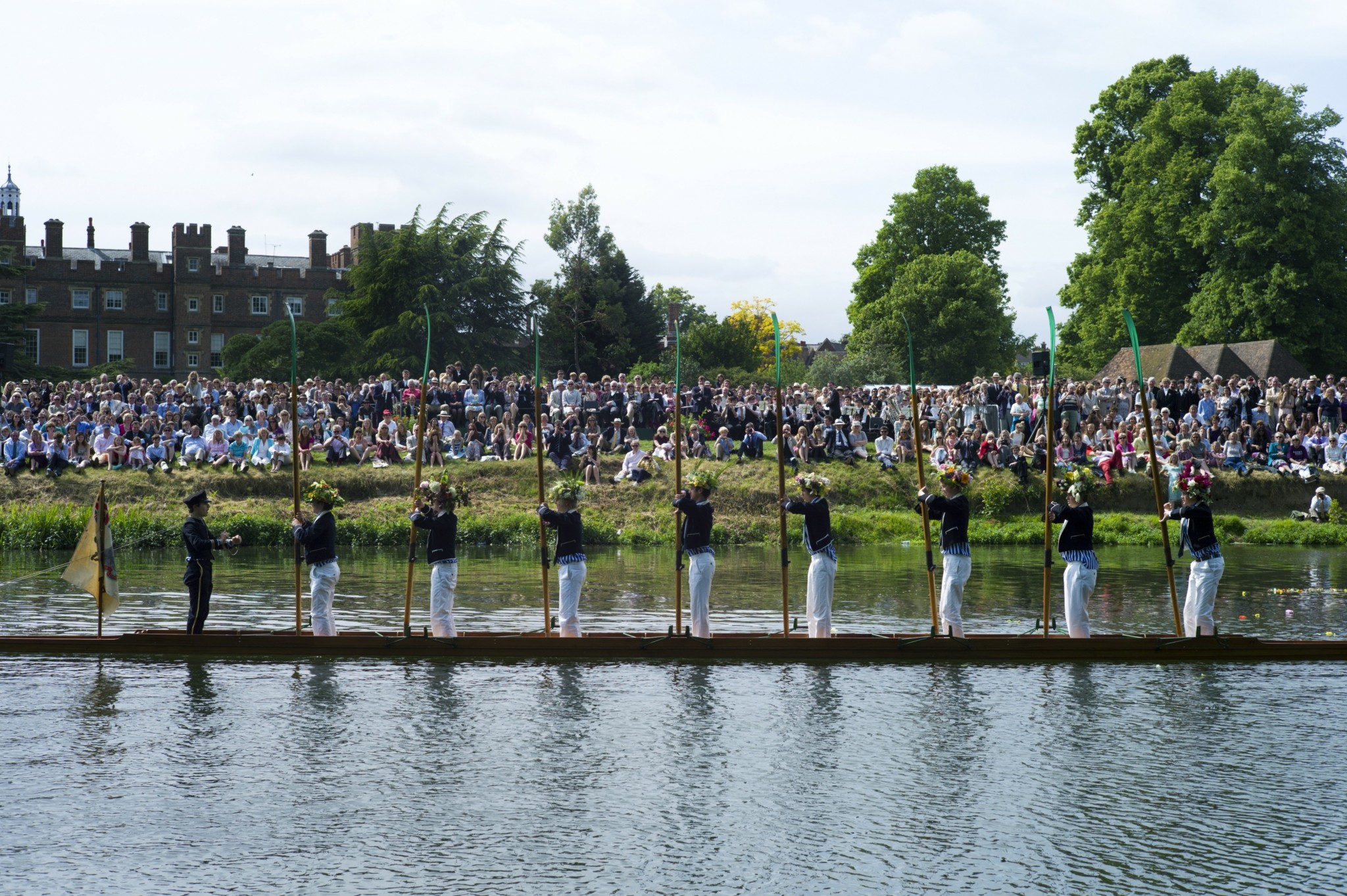 Το Eton αρχίζει να δέχεται και μαθήτριες – Η διαδικασία εισαγωγής στο διάσημο σχολείο αρρένων με τα δίδακτρα των 50.000 ευρώ