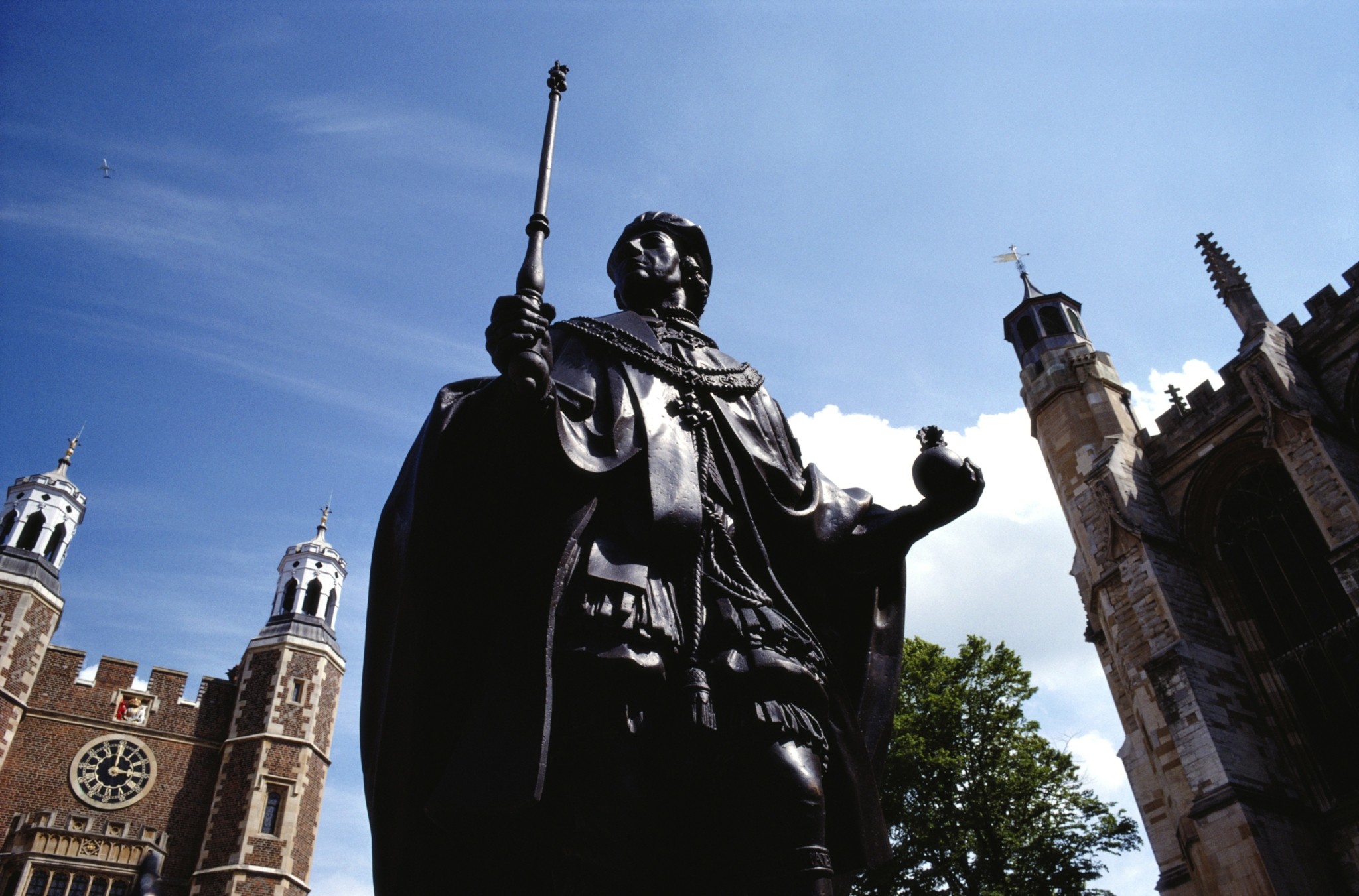 Το Eton αρχίζει να δέχεται και μαθήτριες – Η διαδικασία εισαγωγής στο διάσημο σχολείο αρρένων με τα δίδακτρα των 50.000 ευρώ