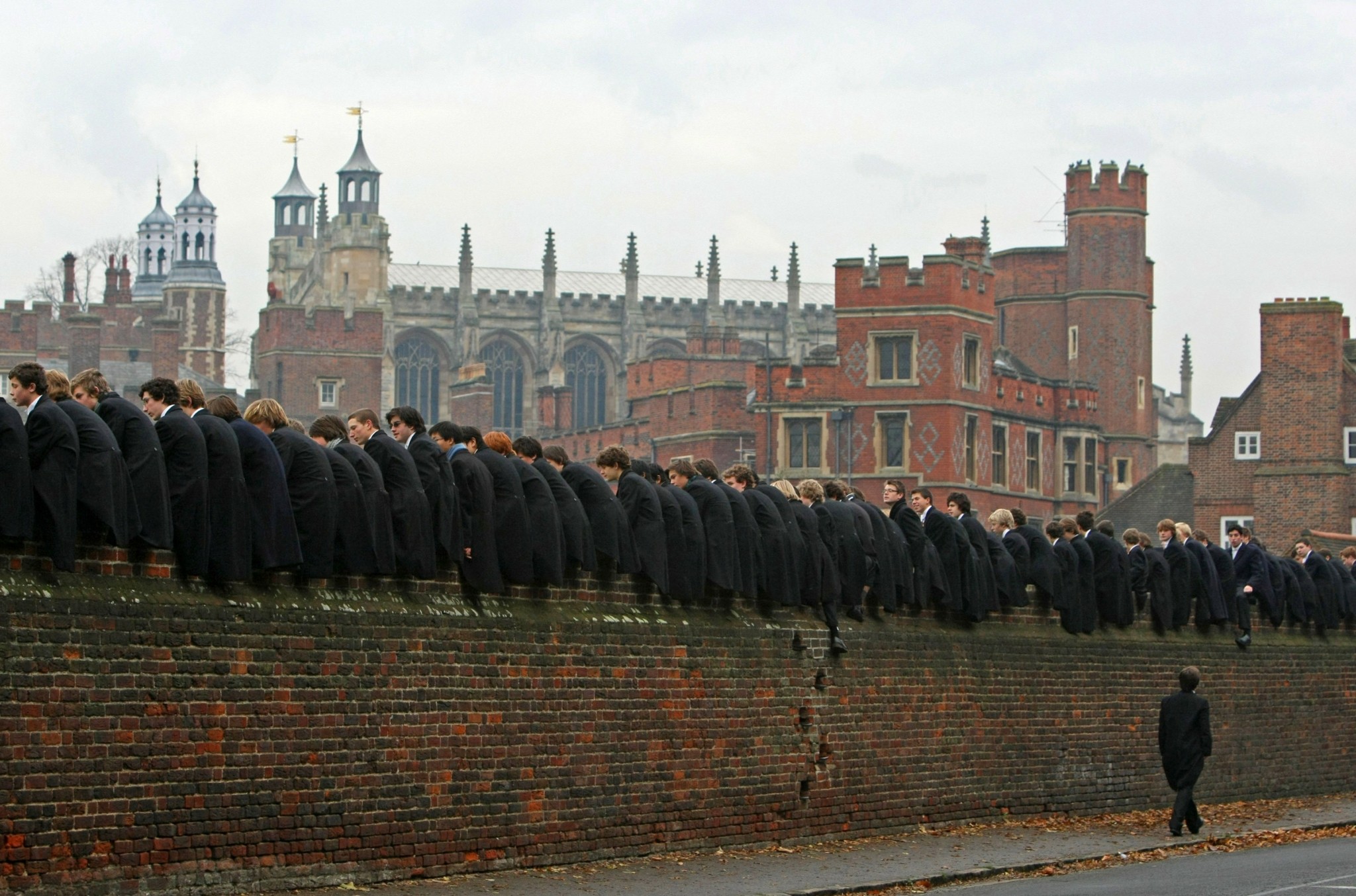 Το Eton αρχίζει να δέχεται και μαθήτριες – Η διαδικασία εισαγωγής στο διάσημο σχολείο αρρένων με τα δίδακτρα των 50.000 ευρώ