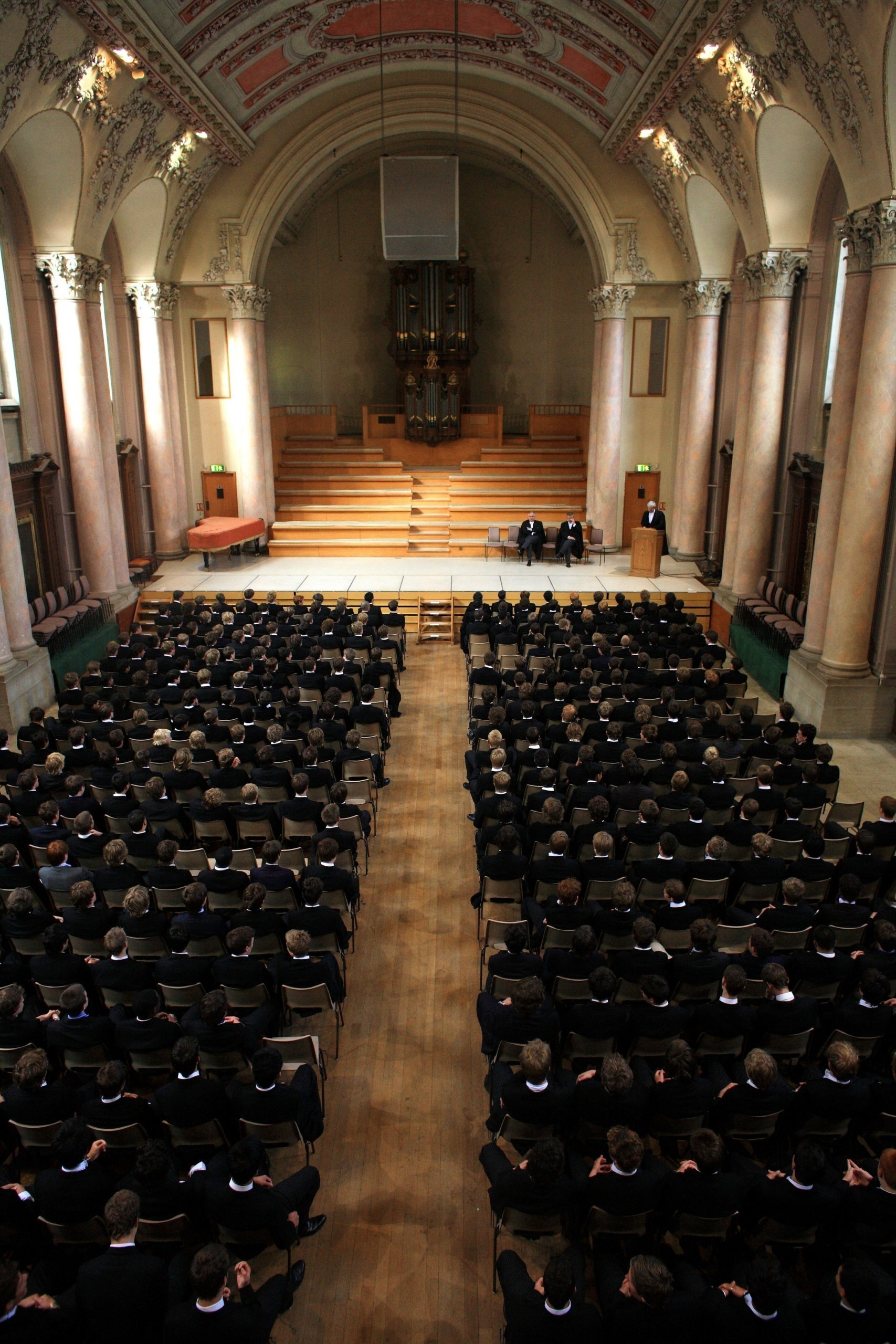 Το Eton αρχίζει να δέχεται και μαθήτριες – Η διαδικασία εισαγωγής στο διάσημο σχολείο αρρένων με τα δίδακτρα των 50.000 ευρώ