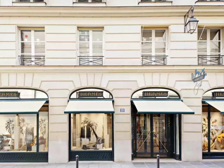 Οι τιτάνες της βιομηχανίας πολυτελών προϊόντων – Γιατί η Louis Vuitton δεν μπορεί να αγοράσει Hermes και Chanel