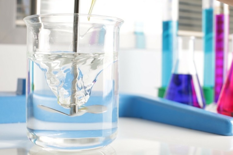 Τι ακριβώς κάνει στα καλλυντικά η τεχνολογία της “βιομεταφοράς”; Μια Ελληνίδα χημικός κι ένα εργαστήριο στη Θήβα