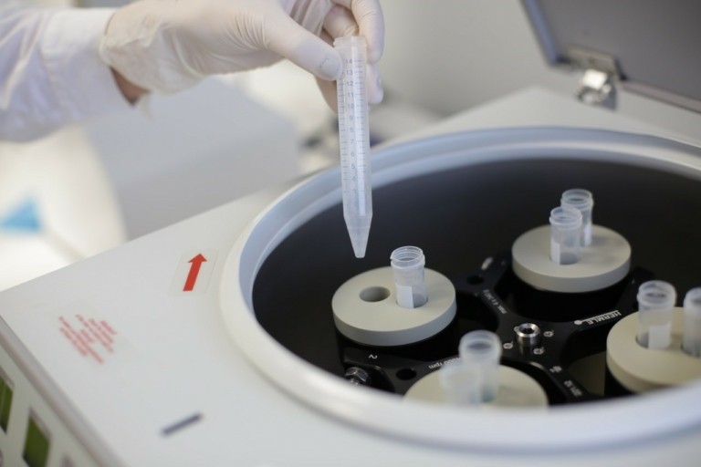 Τι ακριβώς κάνει στα καλλυντικά η τεχνολογία της “βιομεταφοράς”; Μια Ελληνίδα χημικός κι ένα εργαστήριο στη Θήβα