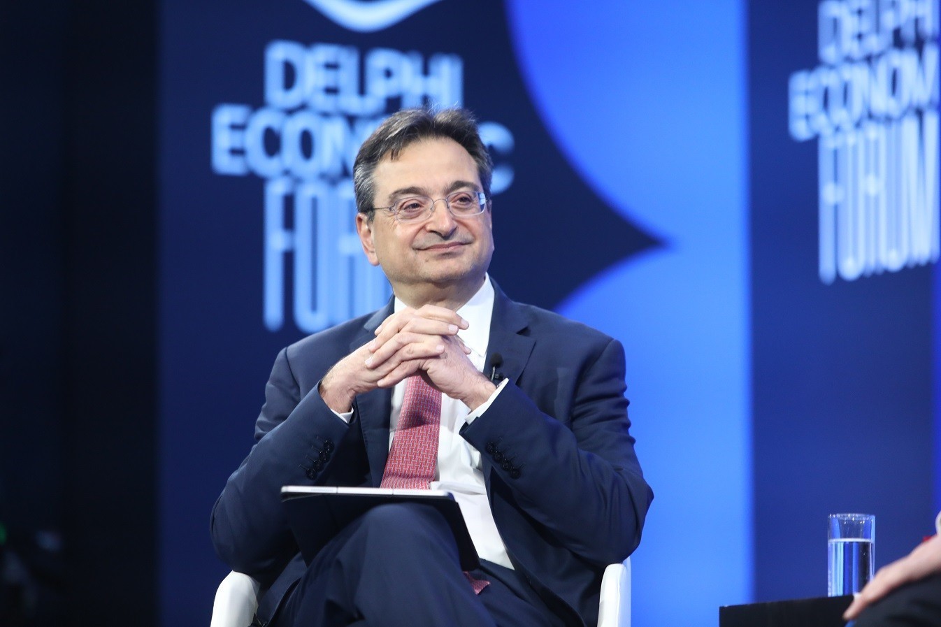 Καραβίας (Eurobank) από Δελφούς: Οι προκλήσεις της οικονομίας μπορούν να αντιμετωπιστούν μόνο με επενδύσεις  