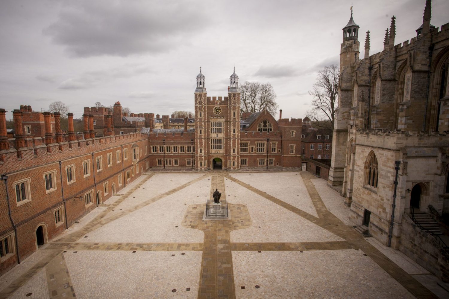 Το Eton αρχίζει να δέχεται και μαθήτριες – Η διαδικασία εισαγωγής στο διάσημο σχολείο αρρένων με τα δίδακτρα των 50.000 ευρώ