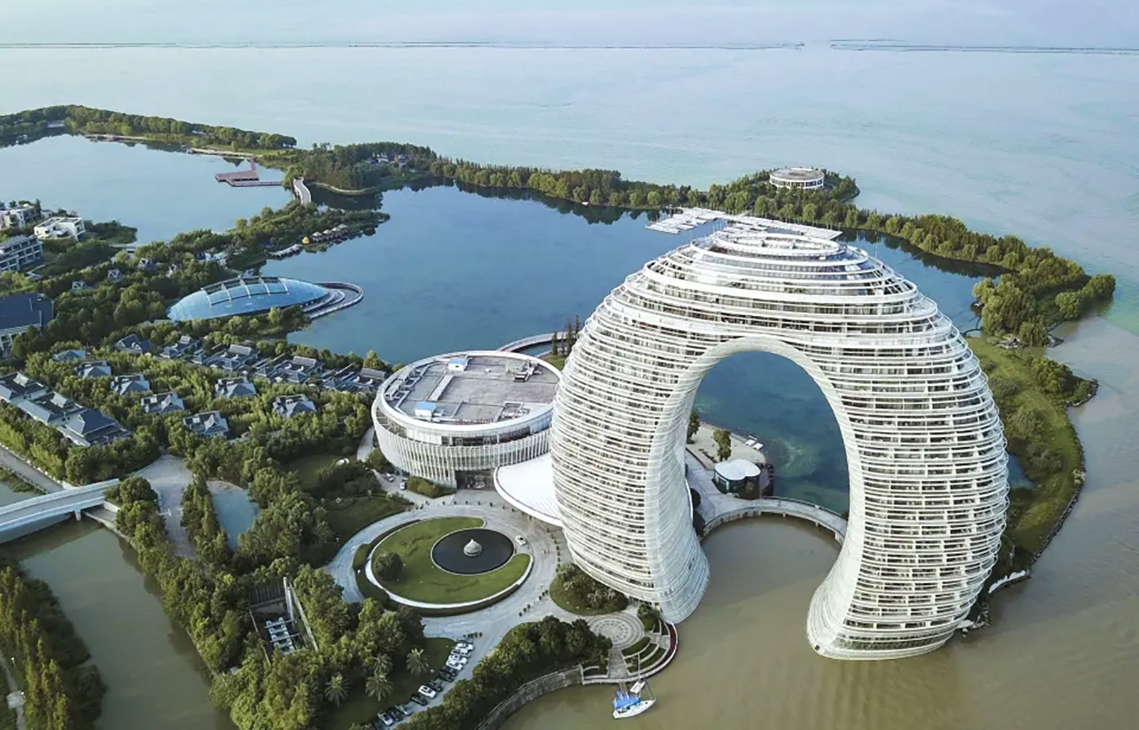 Τα πιο “διαστημικά” δωμάτια ξενοδοχείου σε ένα κορυφαίο αρχιτεκτονικό κομψοτέχνημα
