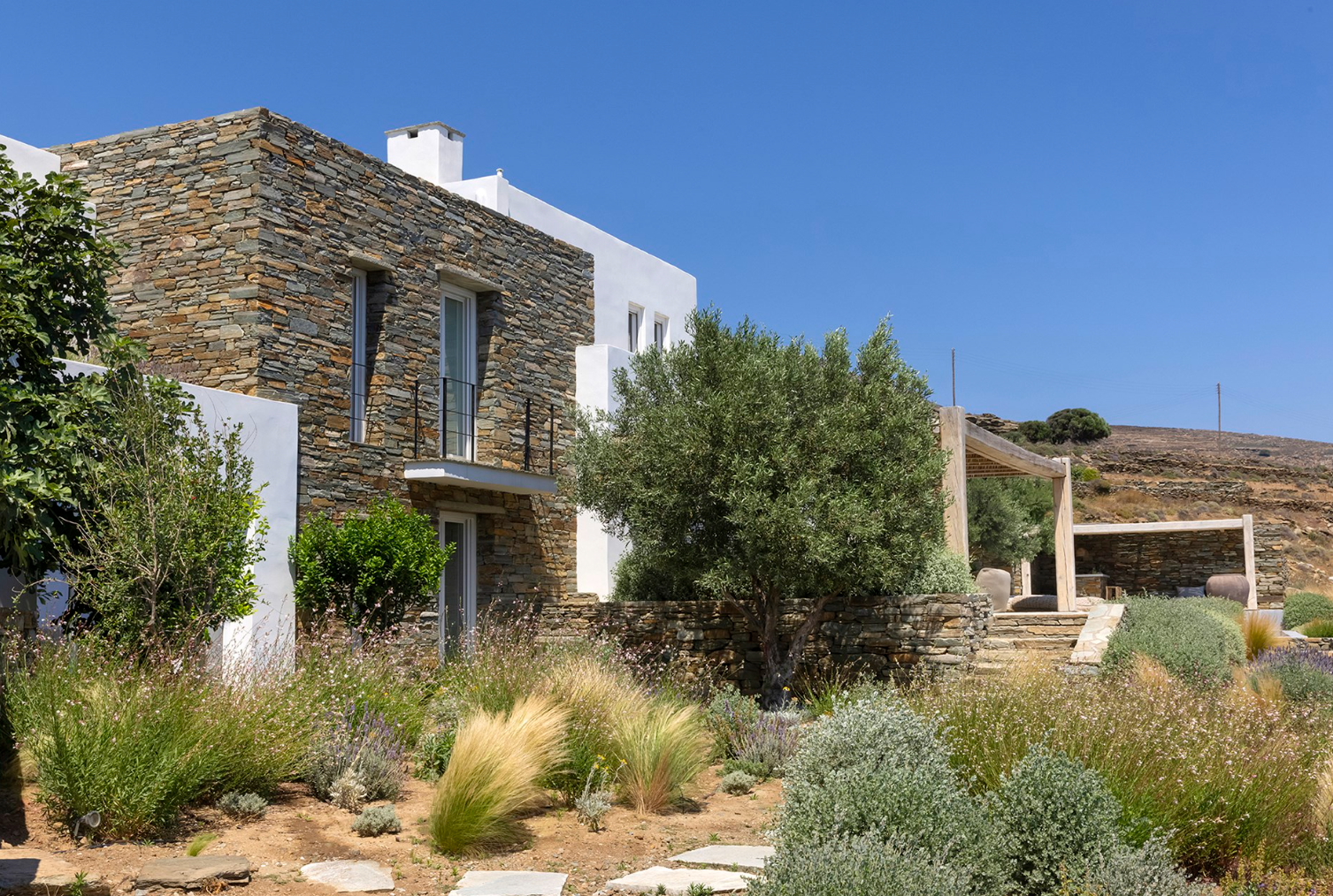 5 εντυπωσιακές (και πανάκριβες) βίλες στην Τήνο για ενοικίαση – Η απόλυτη άνεση με θέα στο απέραντο μπλε