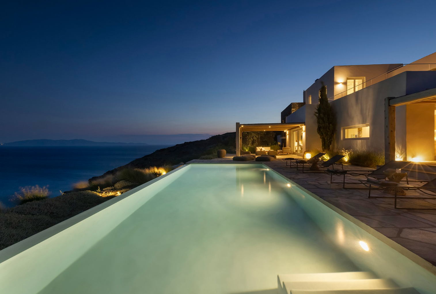 5 εντυπωσιακές (και πανάκριβες) βίλες στην Τήνο για ενοικίαση – Η απόλυτη άνεση με θέα στο απέραντο μπλε