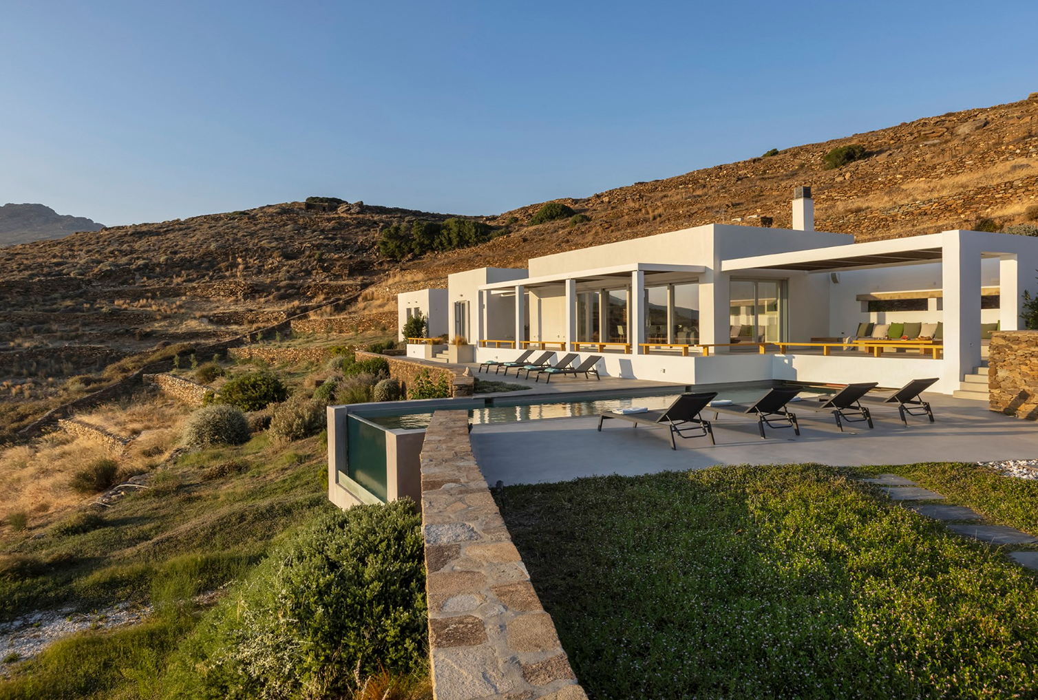 5 εντυπωσιακές (και πανάκριβες) βίλες στην Τήνο για ενοικίαση – Η απόλυτη άνεση με θέα στο απέραντο μπλε