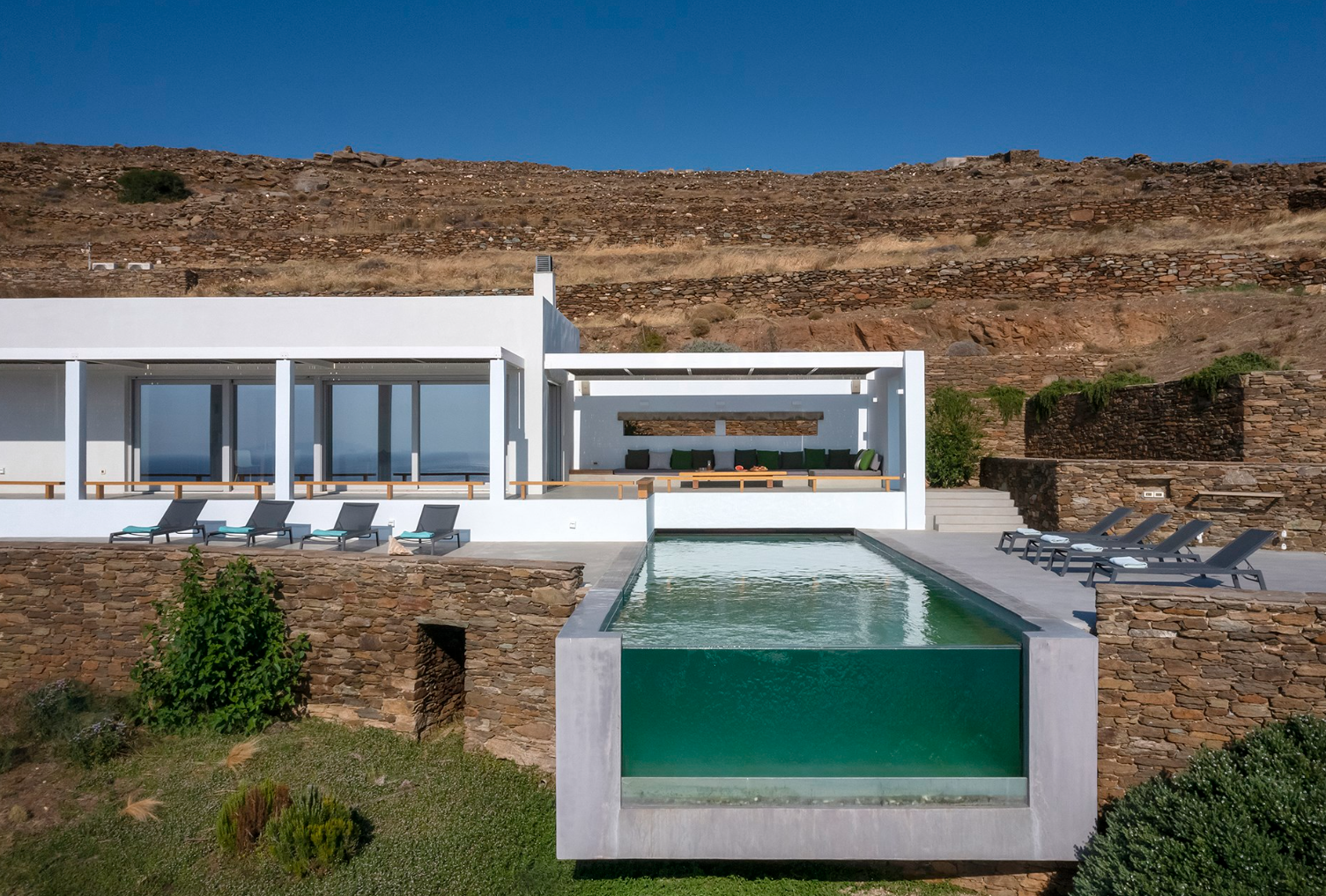 5 εντυπωσιακές (και πανάκριβες) βίλες στην Τήνο για ενοικίαση – Η απόλυτη άνεση με θέα στο απέραντο μπλε