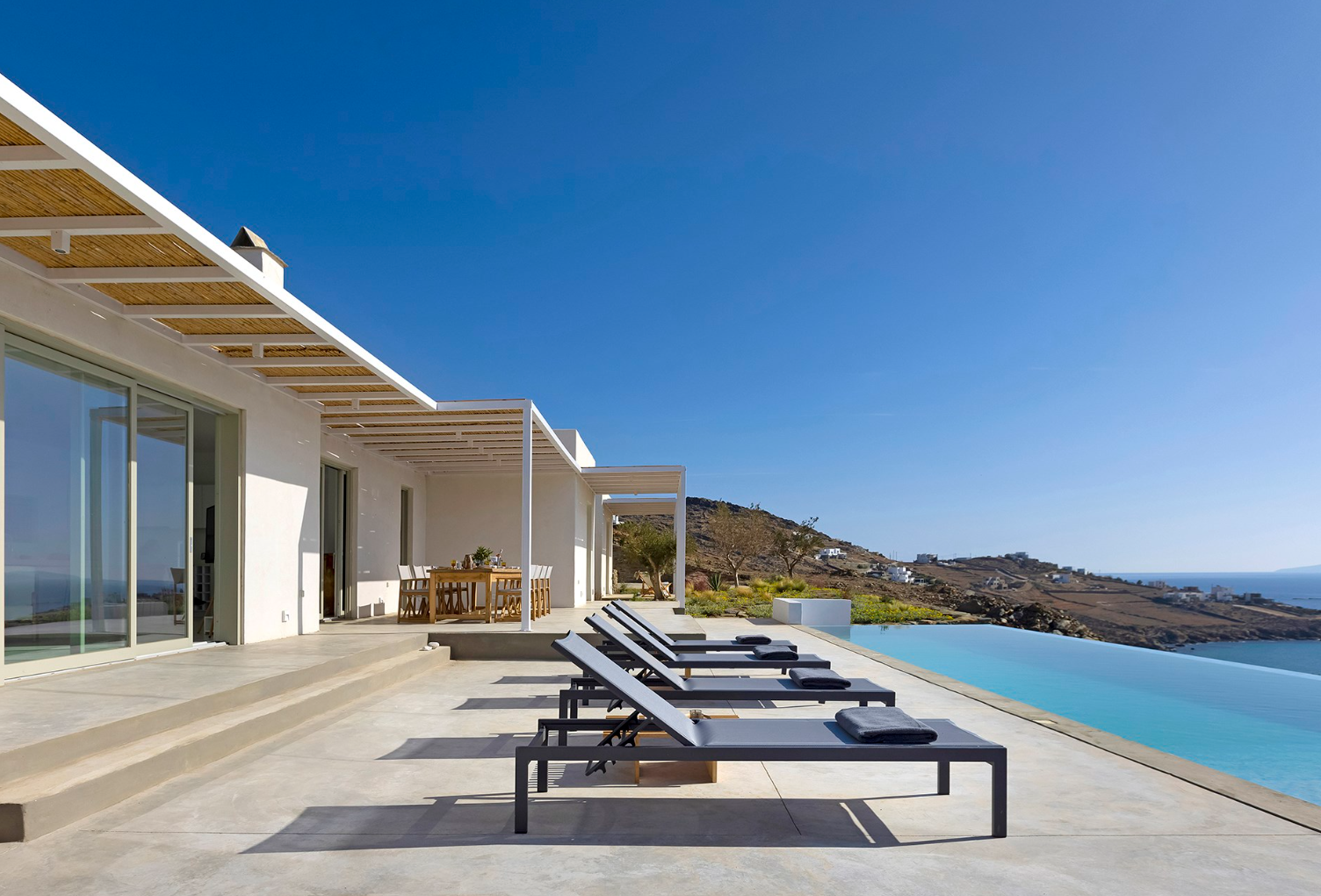 5 εντυπωσιακές (και πανάκριβες) βίλες στην Τήνο για ενοικίαση – Η απόλυτη άνεση με θέα στο απέραντο μπλε