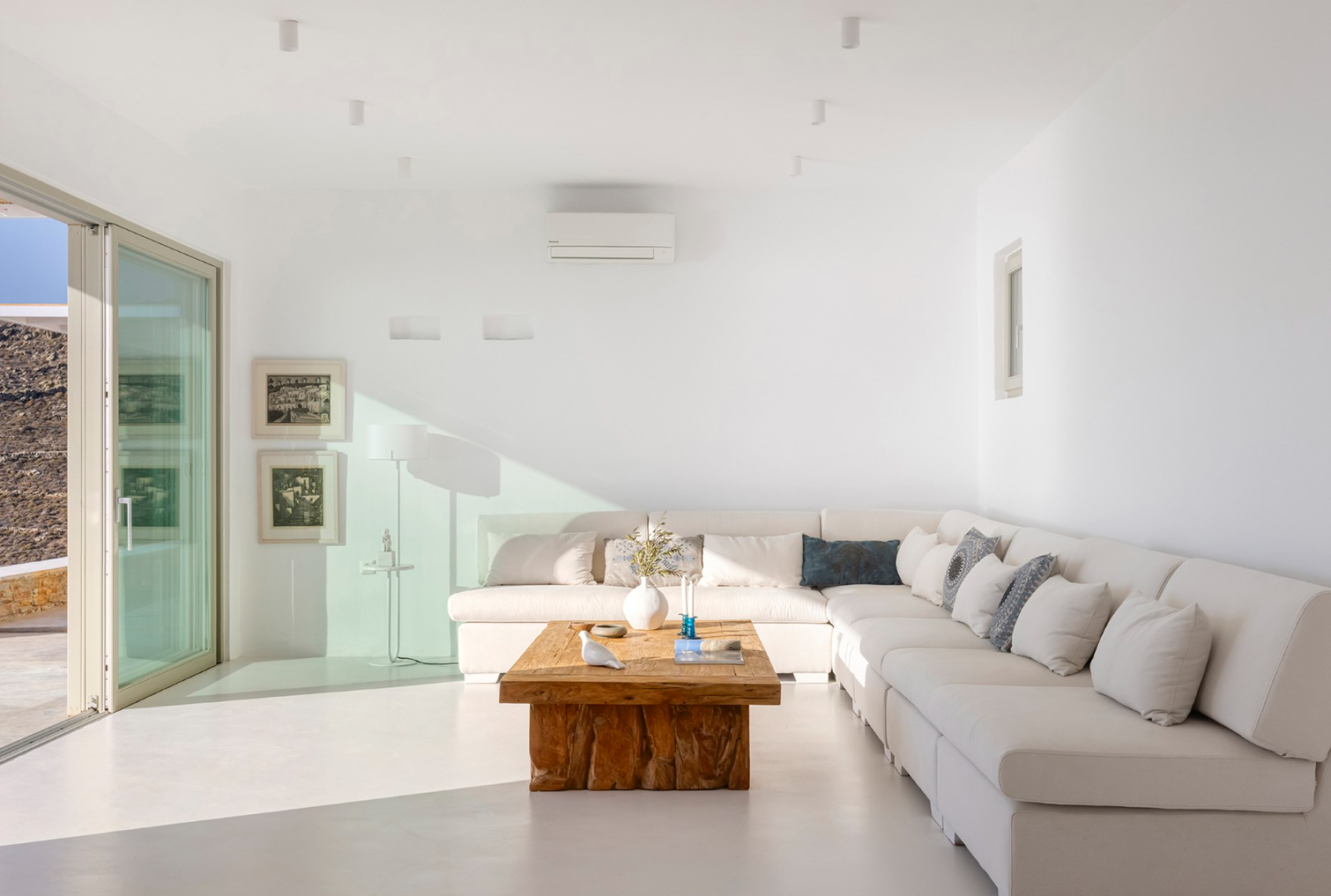 5 εντυπωσιακές (και πανάκριβες) βίλες στην Τήνο για ενοικίαση – Η απόλυτη άνεση με θέα στο απέραντο μπλε